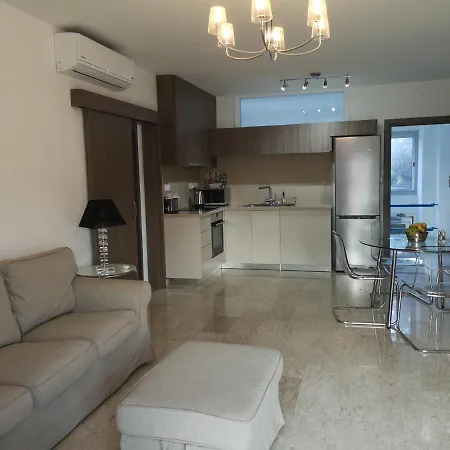Apartment 2 Bed With Pool, Beachfront *